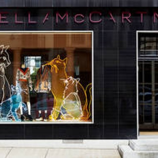 ステラ マッカートニーがストアウィンドーで動物愛護団体をサポート｜STELLA McCARTNEY
