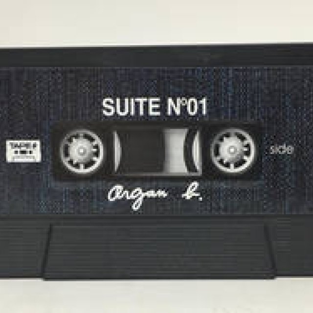 カセットテープ型携帯バッテリーチャージャー「TAPES」｜DESIGN