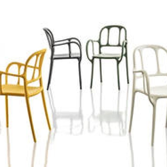 ダイナミックな曲線的なフォルム。樹脂一体成型のプラスティックチェア｜MAGIS