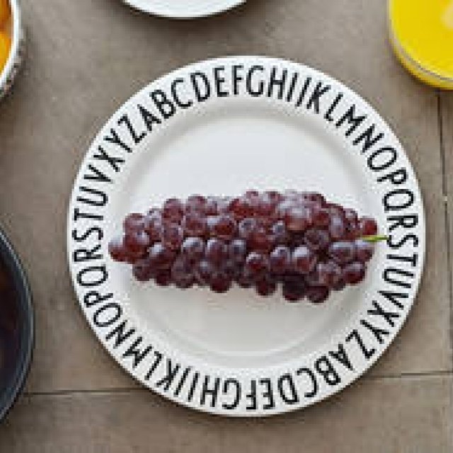 アルネ・ヤコブセンのタイポグラフィがプレートの縁を一周｜DESIGN LETTERS