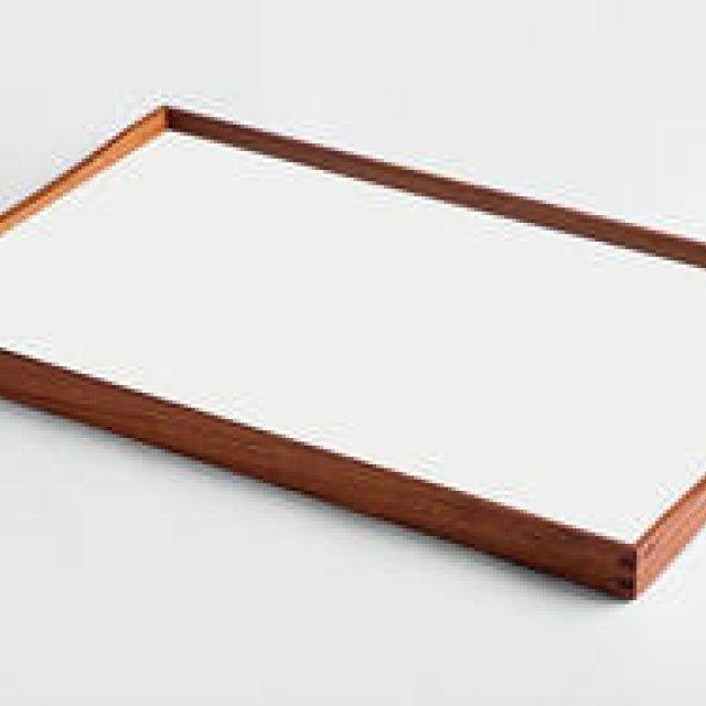 フィン・ユールが1956年に発表したトレイが忠実に再現 ｜ARCHITECTMADE 