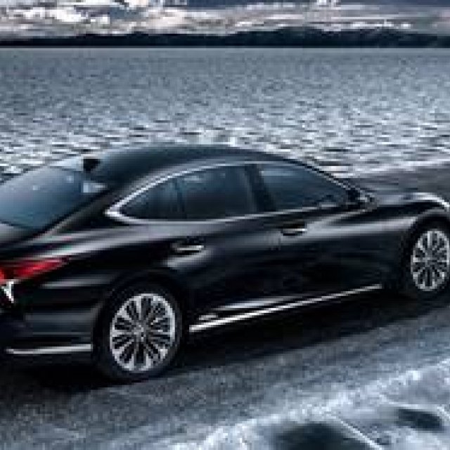 新型LSのハイブリッドモデルを予告｜Lexus