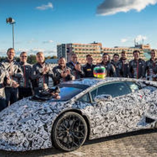 ウラカンがニュル最速の6分52秒01を記録｜Lamborghini