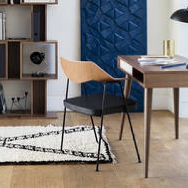 プライウッドによるバックレストとアーム、広いシートで快適な座り心地に｜METROCS