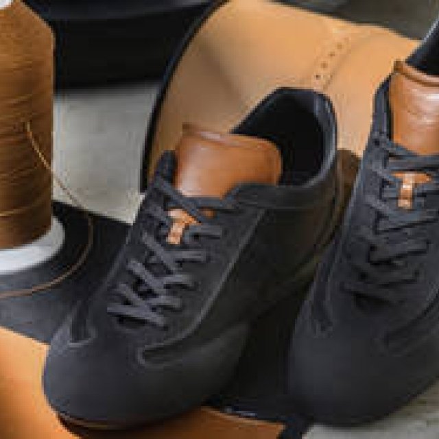 アストン&ホーガンのコラボレーションによるレザースニーカー｜Aston Martin