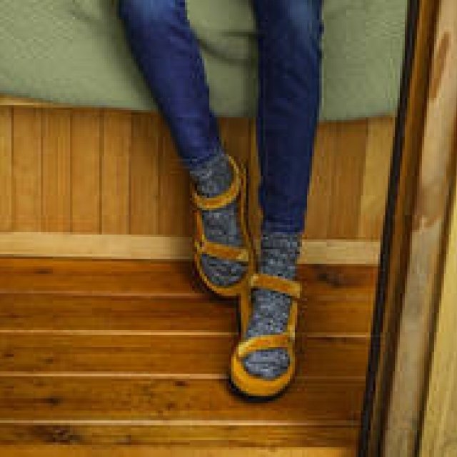 人気モデルに秋らしいカラーを纏った新作「Flatform Universal Velvet」｜Teva