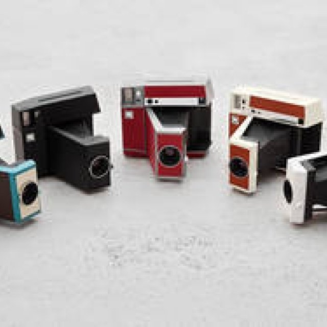 アナログな“スクエア”写真が撮影できる「Lomo’Instant Square」｜lomography