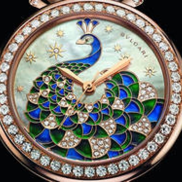 ハイジュエラーが贈る新たな「ディーヴァ ドリーム」は、孔雀が舞うタイムピース｜BVLGARI