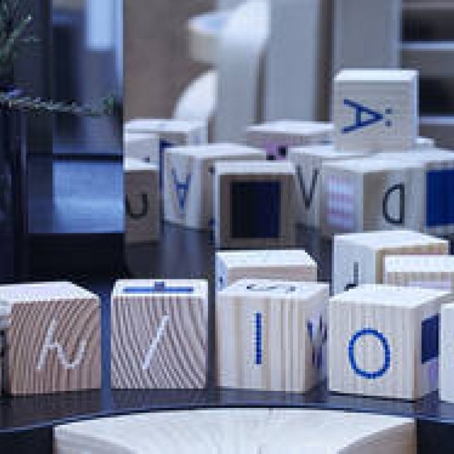 グラフィックデザイナー、ハンナ・コノラによる限定ウッドブロック｜FIN/100