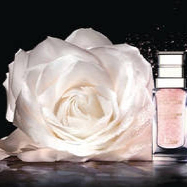 キメを整えて極上の艶肌へと導く新プレ美容液「プレステージ ユイル ド ローズ」｜Dior