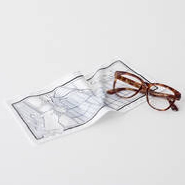 ルーツを下町に持つ両者がコラボレーション。「色眼鏡拭き」が完成｜DESIGN