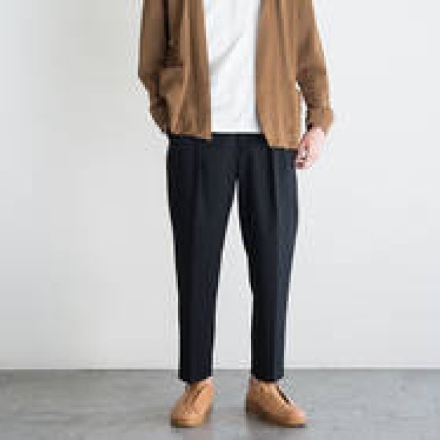 マーカウェアの素材とシルエットにこだわり抜いたペグトップパンツ｜MARKAWARE