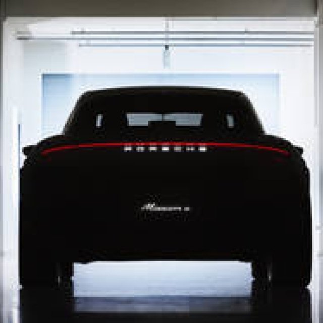 ポルシェ、EVコンセプトを世界初披露｜Porsche