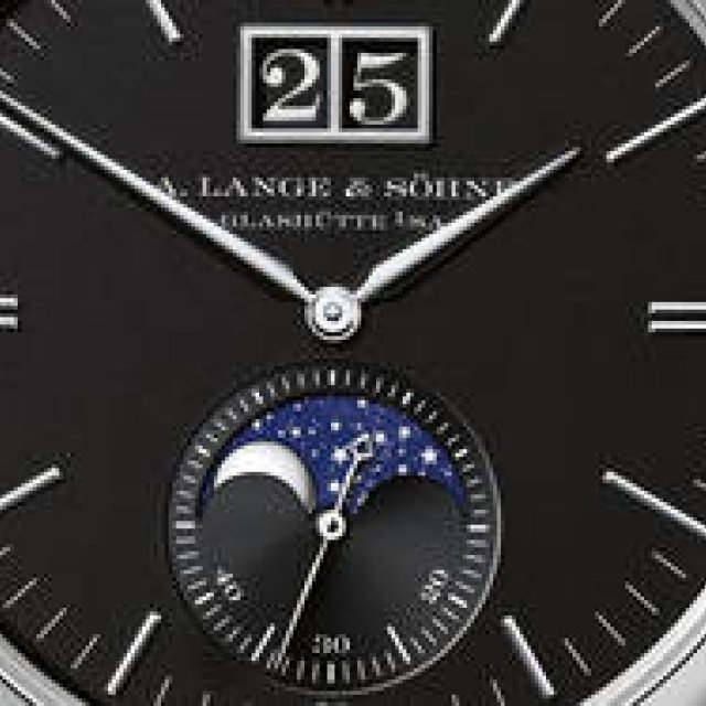 「サクソニア・ムーンフェイズ」。漆黒のダイアルが際立つ、新作｜A.LANGE＆SÖHNE