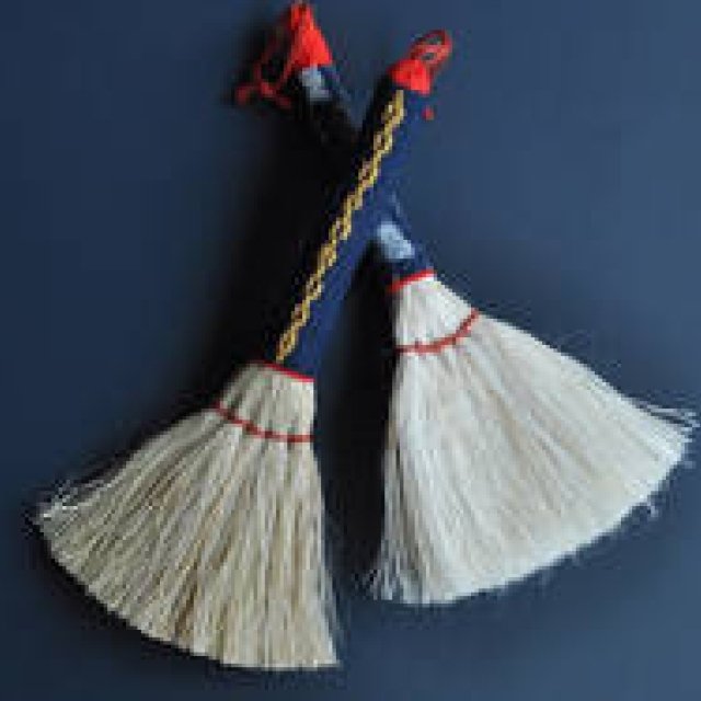 細かいホコリを払うのに最適。クラフト感が溢れるデスクブラシ｜PAPIER LABO.