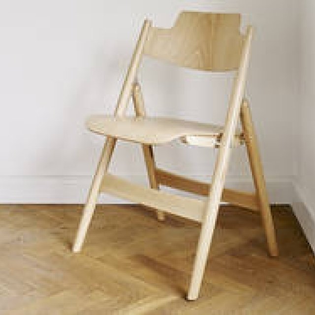 エゴン・アイアーマンによる折りたたみ椅子「SE18」がビーチ材で登場｜METROCS