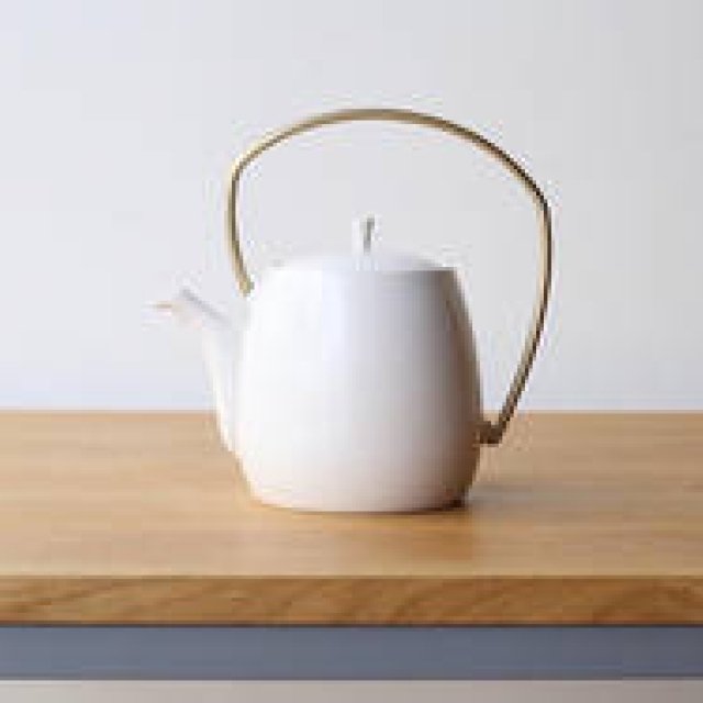 注ぐ際の手の負担にも配慮。磁器と真鍮を組み合わせた大容量の土瓶急須｜すすむ屋茶具