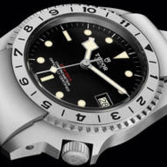 チューダーのダイバーズウオッチの歴史を具現化。現代の実用時計「ブラックベイ P01」｜TUDOR