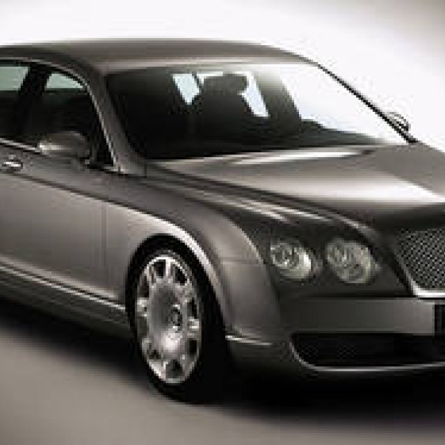  BENTLEY CONTINENTAL FLYING SPUR｜サルーンであり、ドライバーズカーでもある