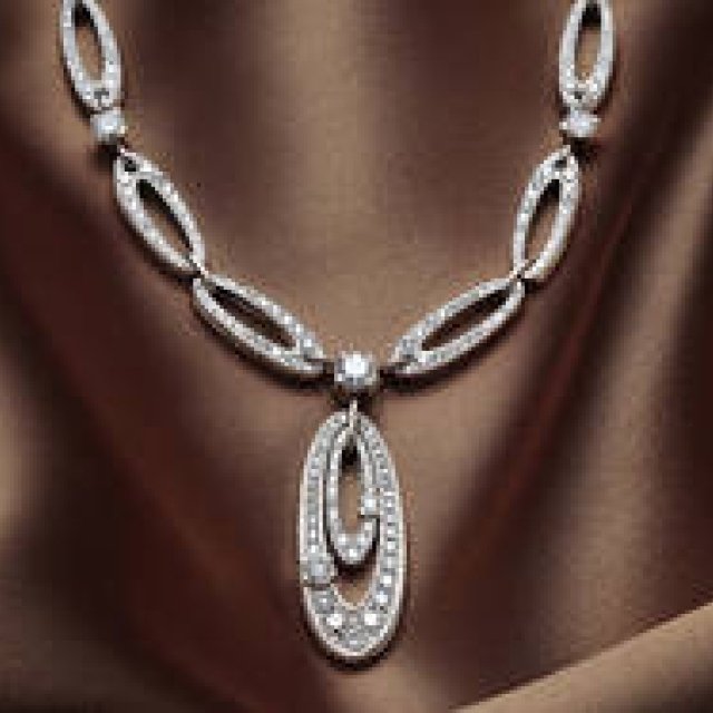  夜に煌く宝石の魔法｜装いの決め手となるジュエリースタイル ギャラリー