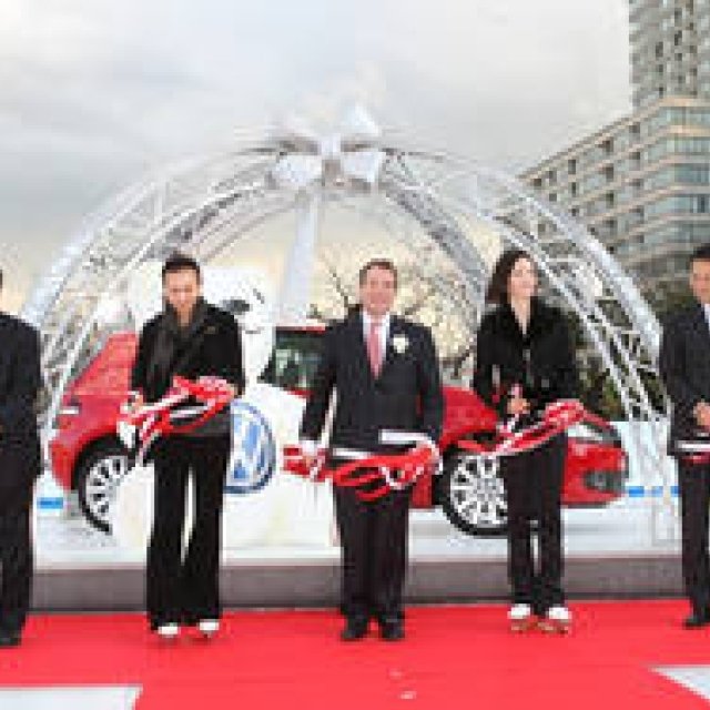  東京ミッドタウンの芝生会場にスケートリンクが出現！「フォルクスワーゲン スケートリンク in 東京ミッドタウン」オープン ギャラリー