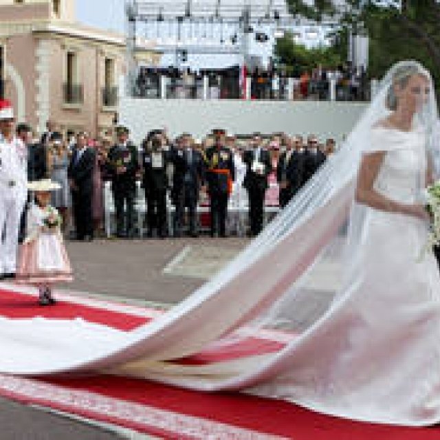  モナコ ロイヤルウェディング、シャルレーヌ妃のウエディングドレスをジョルジオ アルマーニがデザイン ギャラリー