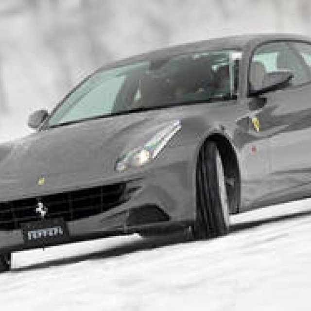 Ferrari FFに氷上サーキットで試乗 ギャラリー