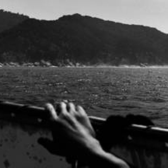 ART｜海岸沿いの震災の痕跡を記録 鷲尾和彦 写真展『遠い水平線』