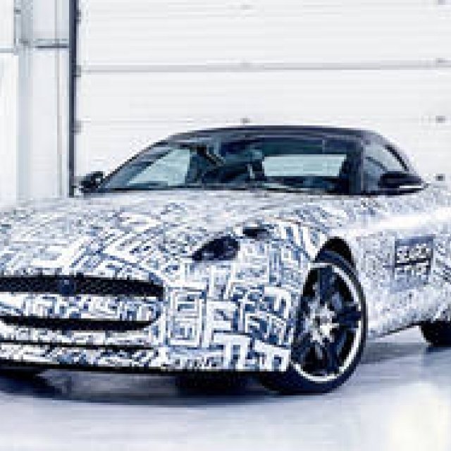 ジャガーFタイプのエンジンは380psの3リッターV6スーパーチャージャー｜Jaguar