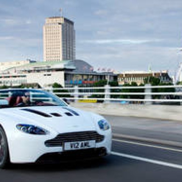 待望のオープントップ V12ヴァンテージ ロードスター登場｜Aston Martin ギャラリー