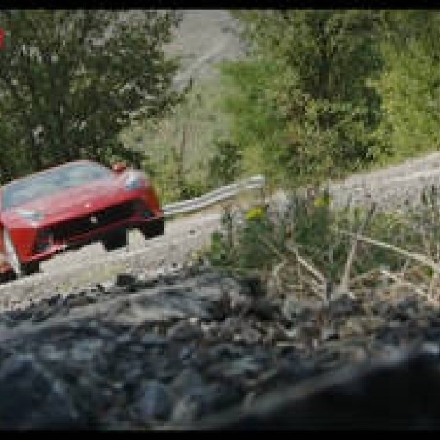 フェラーリF12ベルリネッタをサーキット & 公道でテスト｜Ferrari ギャラリー