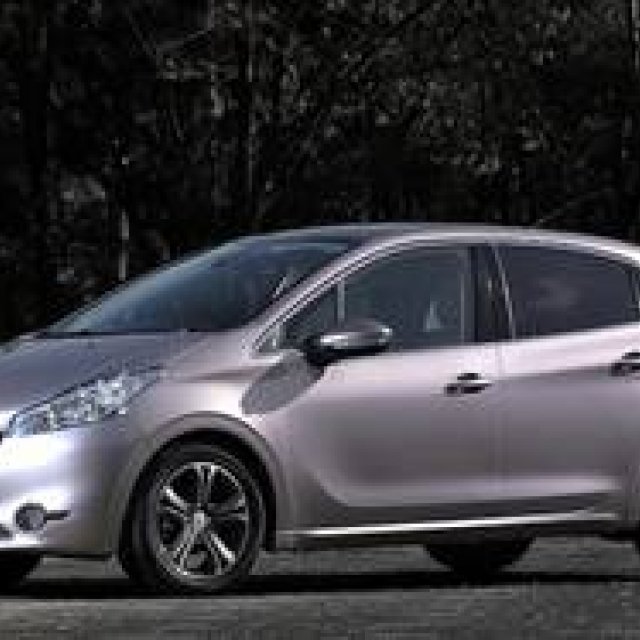 プジョー208に試乗｜Peugeot ギャラリー