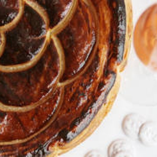 EAT｜カメリアをデザインした伝統菓子ガレット・デ・ロワで新年を祝う｜ベージュ アラン・デュカス 東京