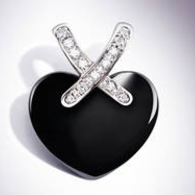 CHAUMET｜愛のカタチを演出する「リアン」の新作セラミックハートペンダント ギャラリー