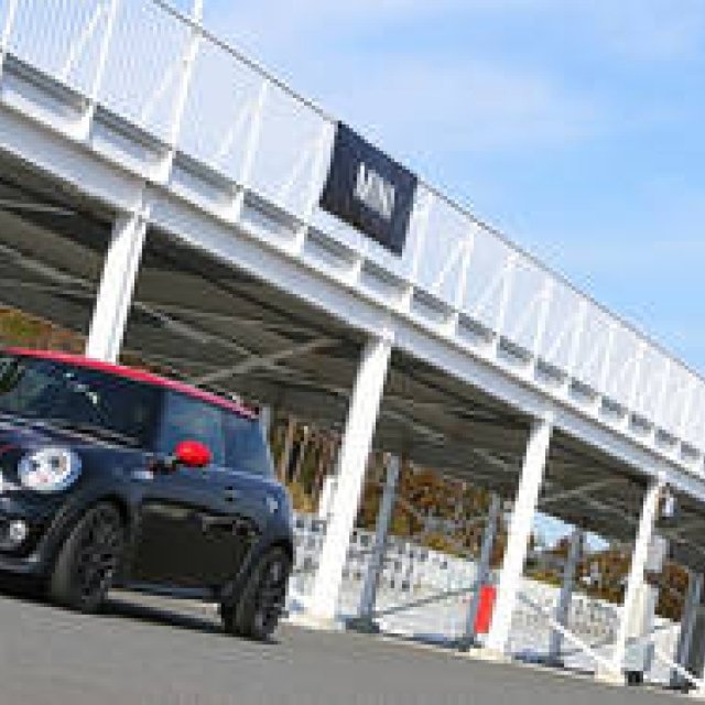 オートマチックのミニ ジョン・クーパー ワークスをサーキットでイッキ乗り｜MINI