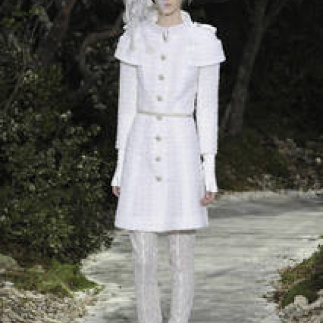 萩原輝美｜妖艶さと可憐さと。森の中で紡がれるクチュールの物語｜シャネル｜ヴァレンティノ