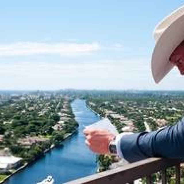 RICHARD MILLE｜主人公が「RM011フライバック・クロノグラフ レッドゴールド」を装着 ギャラリー