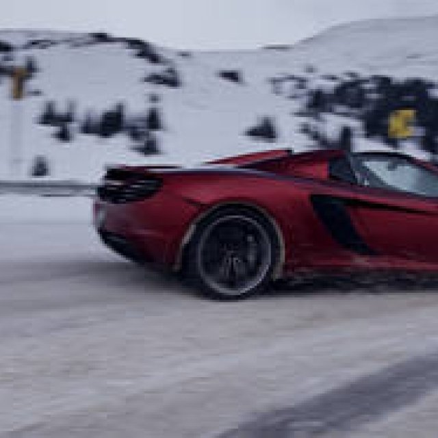 photo_mclaren_mp4_12c_spider_on_snow_34531
