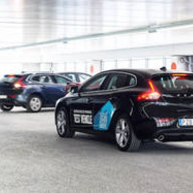 クルマが自動で空いた場所に駐まる、自律駐車機能｜Volvo ギャラリー