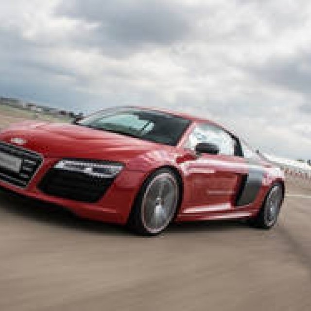 アウディ R8 e-tron に試乗｜Audi ギャラリー