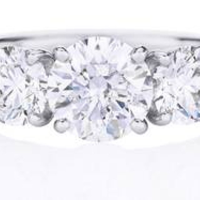 DE BEERS｜3つのダイヤに込められた人生の調和「DB クラシック トリオ リング」誕生 ギャラリー