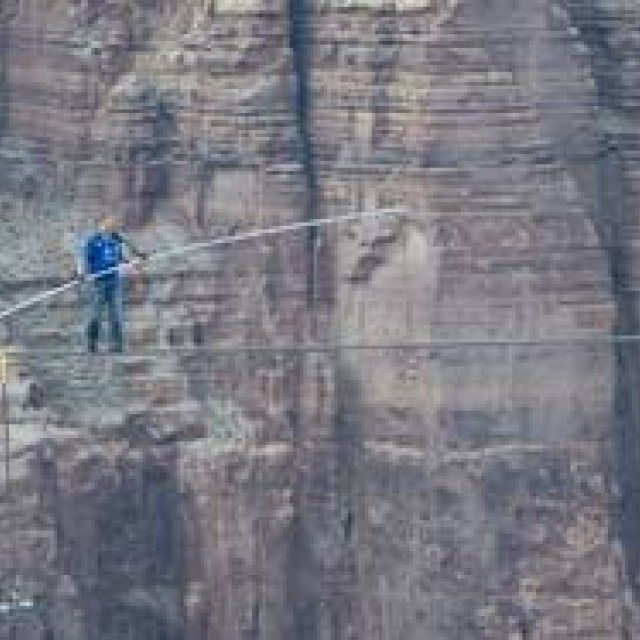 JEANRICHARD｜アンバサダーのニック・ワレンダが綱渡りでのグランドキャニオン横断に成功