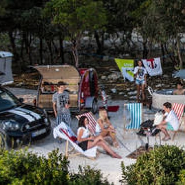 車中泊に便利なアウトドア用ミニ、登場｜MINI ギャラリー