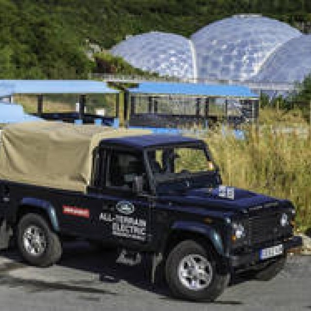 電気で駆動するSUV ディフェンダー 試験運用へ｜Land Rover ギャラリー