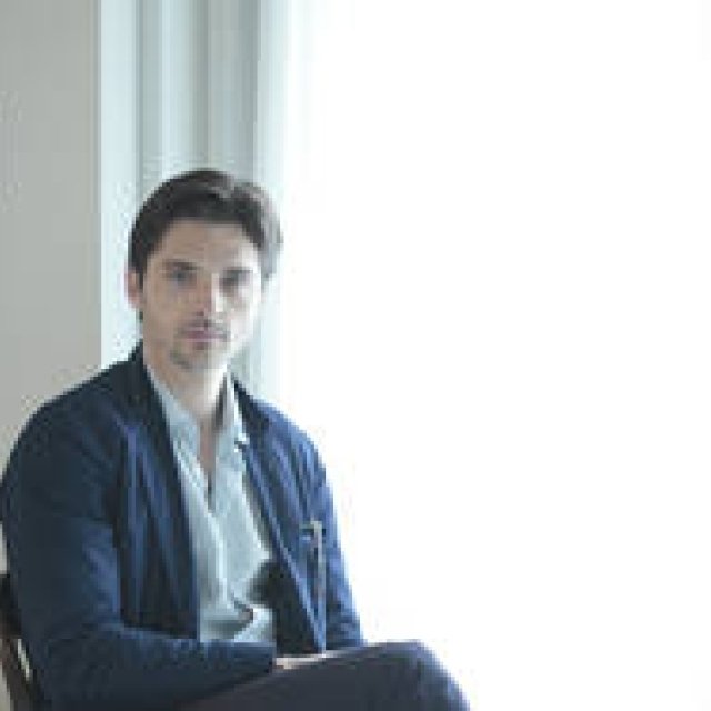 INTERVIEW｜『黒いスーツを着た男』主演、ラファエル・ペルソナにインタビュー ギャラリー