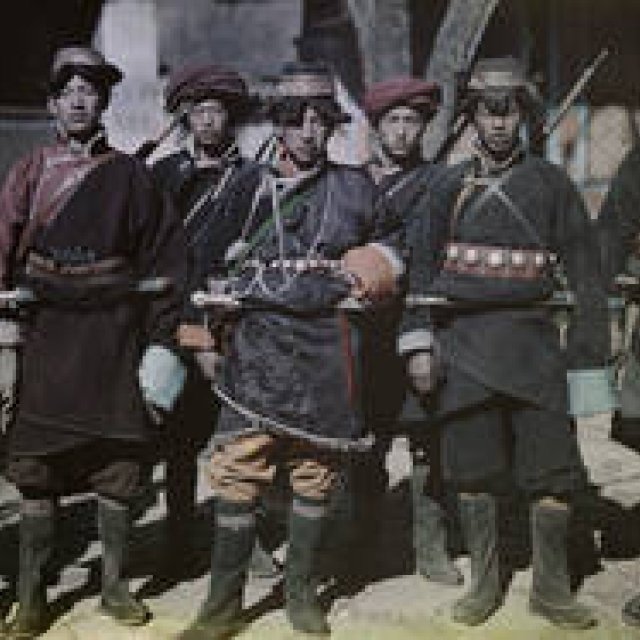 BOOK｜212点の貴重な写真で紹介『100年前の写真で見る 世界の民族衣装』 ギャラリー