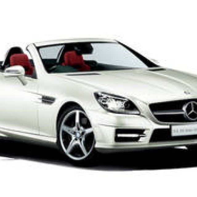 白と赤のコントラストの際立つ特別なSLK