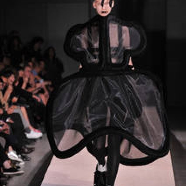 萩原輝美｜服じゃない「服」に挑んだコム デ ギャルソン、川久保 玲 新境地へ