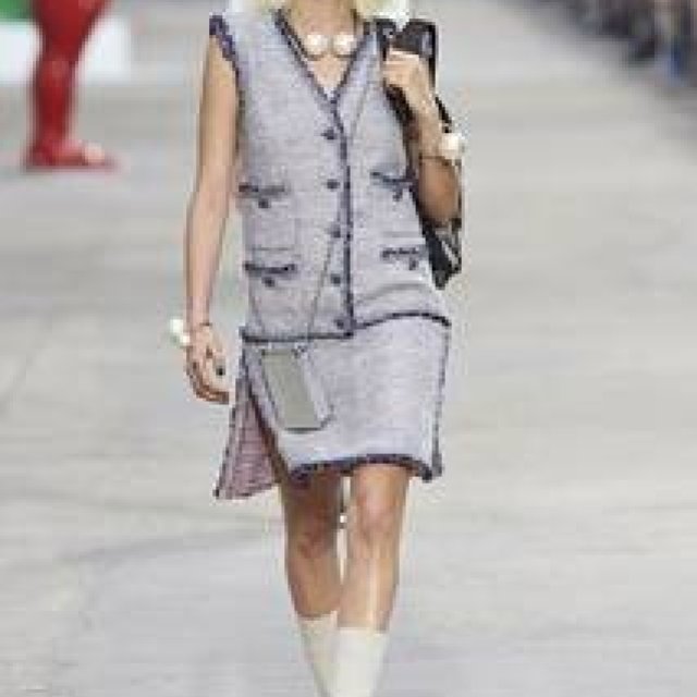 萩原輝美｜色満載の鮮やかシャネル “熱い女”を並べたプラダ “シャイン”輝くランバン（1）