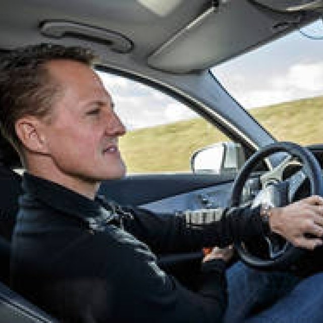 シューマッハーが新型Cクラスをリポート｜Mercedes-Benz ギャラリー